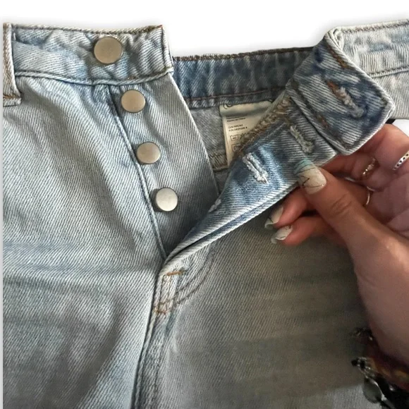 H&M Woman’s Light Blue Scallop-Hem Low Waist Denim Shorts Size: 8 - Picture 6 of 12